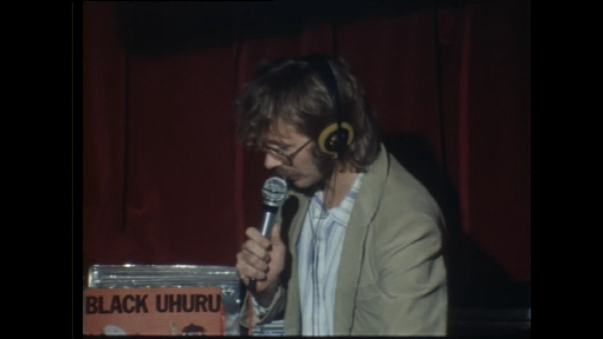 Tapani Ripatti tiskijukan töissään dokumentissa Kohtauspaikka ja nuori kuluttaja vuonna 1981.