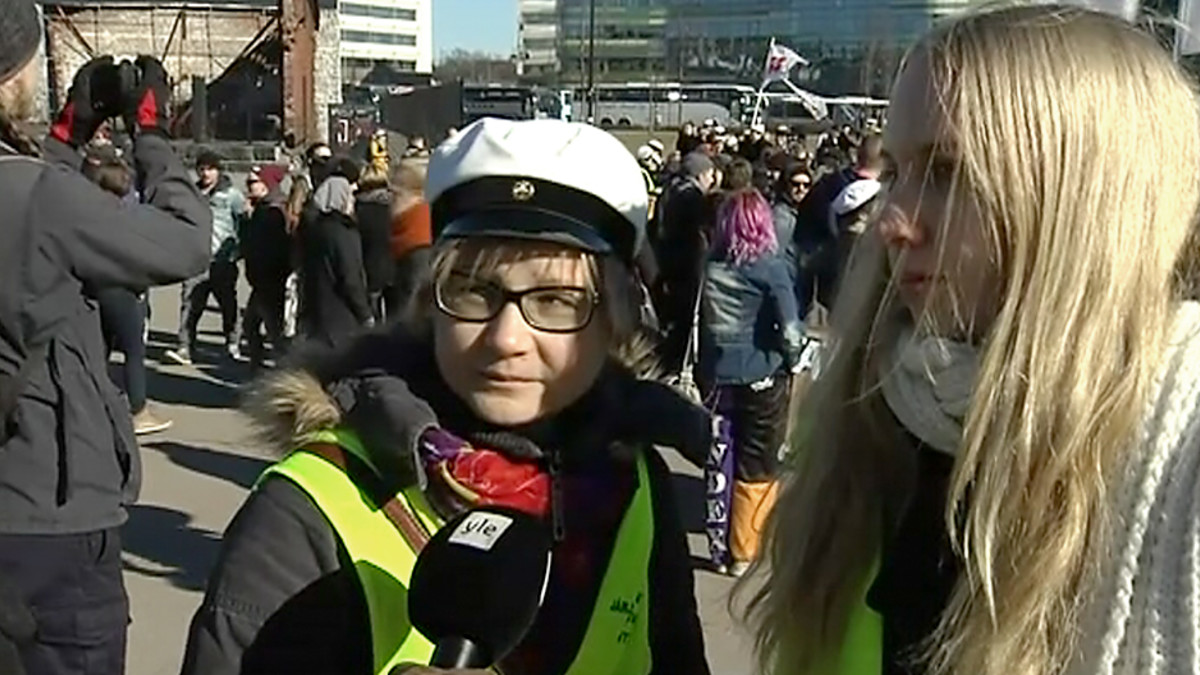 Opintotuen rajauksia vastustaneeseen mielenosoitukseen osallistuneita ihmisiä.