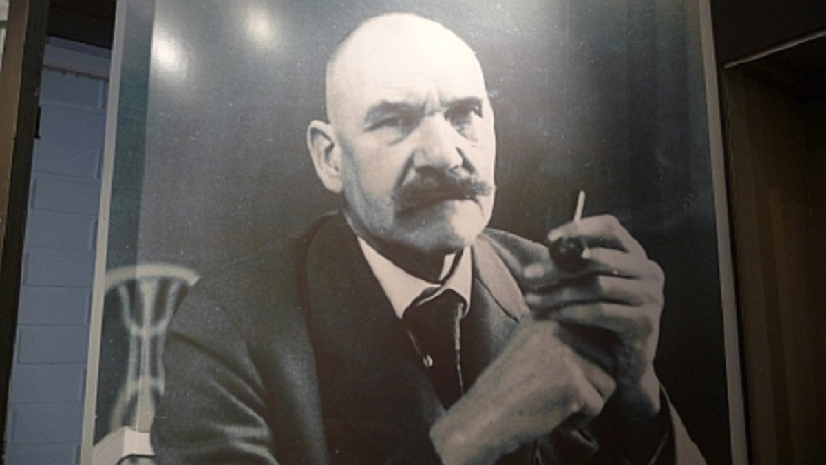 Kun hammaslääkäreitä ei ole vielä ollut, Akseli Gallen-Kallela hoidatti hammassärkyään turhankin tehokkaalla sepällä.
