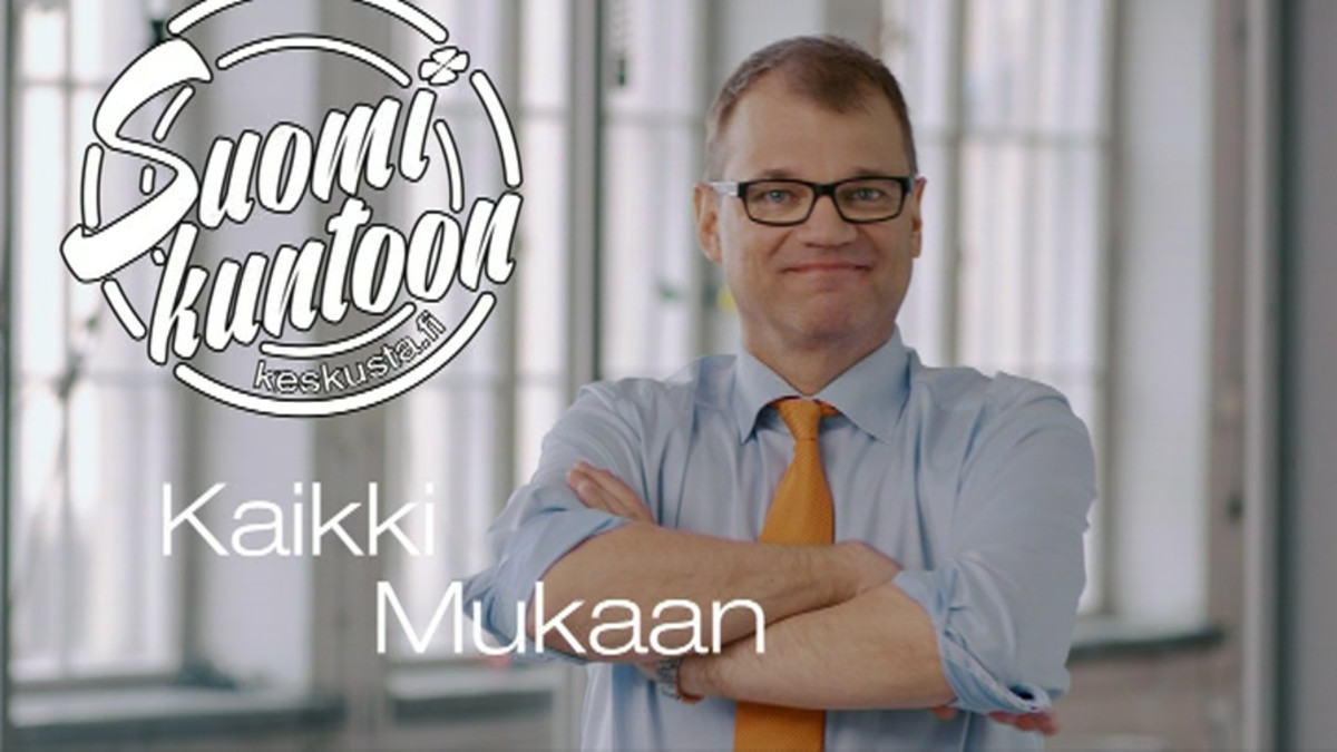 Juha Sipilä poseeraa Keskustan vaalivideossa kädet ristissä.