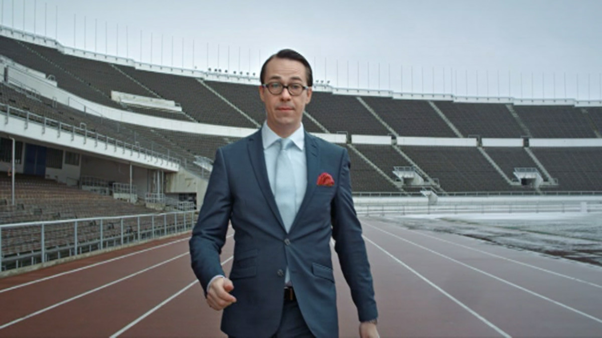 Carl Haglund kävelee olympiastadionilla.