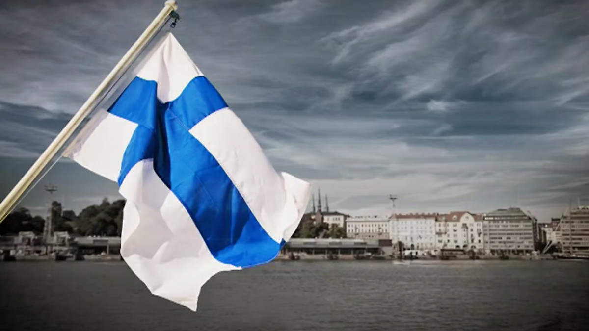 Suomen lipun alla näkyy kesäinen Helsinki.