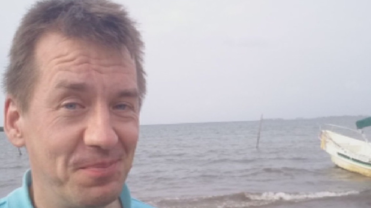 Mika Mäkeläinen rannalla