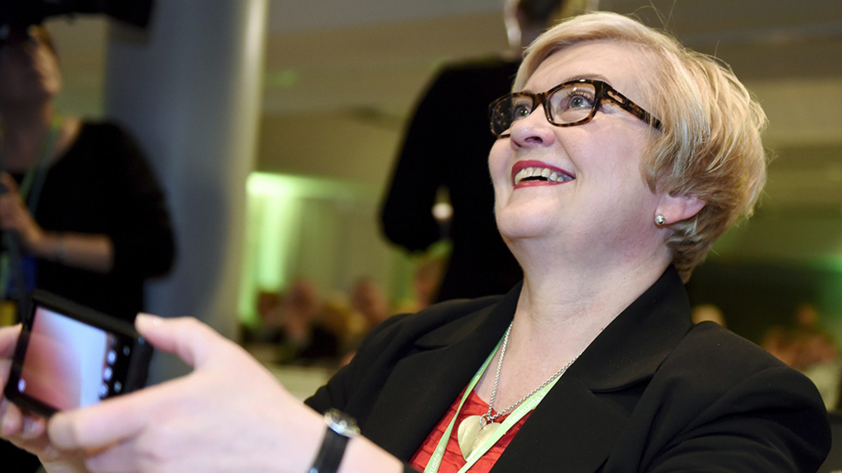 Keskustan varapuheenjohtaja Anu Vehviläinen Keskustan puoluevaltuuston ja eduskuntaryhmän yhteiskokouksessa Helsingissä 27. toukokuuta 2015