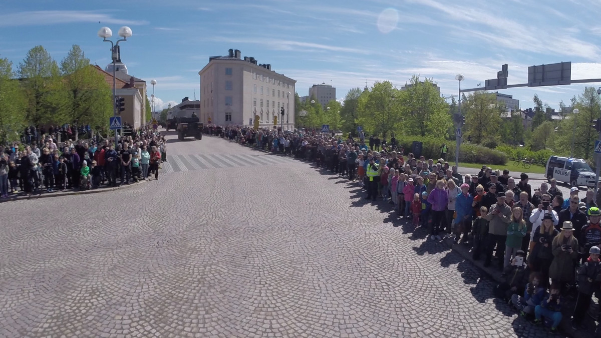 Kamera kyydissä lippujuhlan ohimarssista.