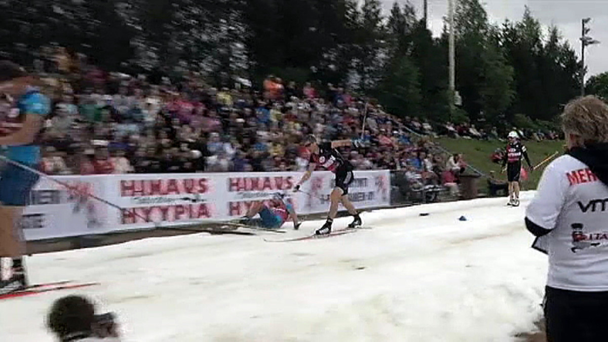 Hiihtoa pesiskentällä Imatralla heinäkuussa