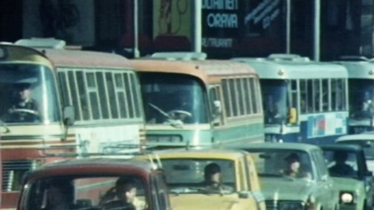 Liikennettä Helsingin kaduilla vuonna 1975.