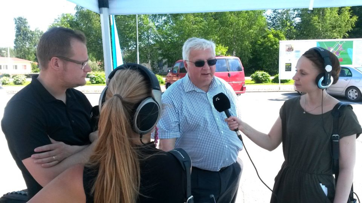 Yle Keski-Suomen jututettavana Kannonkosken elinkeinoasiamies Pertti Huurtola (oik.) ja tulevaisuustyöryhmän puheenjohtaja Hans Jyrinki.
