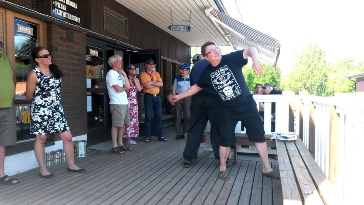 Jarmo Tuohimetsä heittää näppäintä.