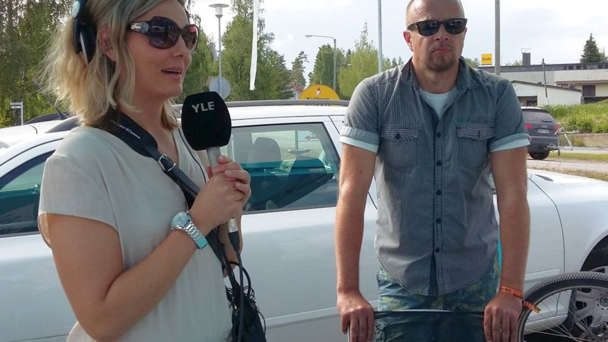 Timo Hämäläinen kertoi Elina Kinokselle Kivijärven kulttuuri- ja liikuntakuulumisia.