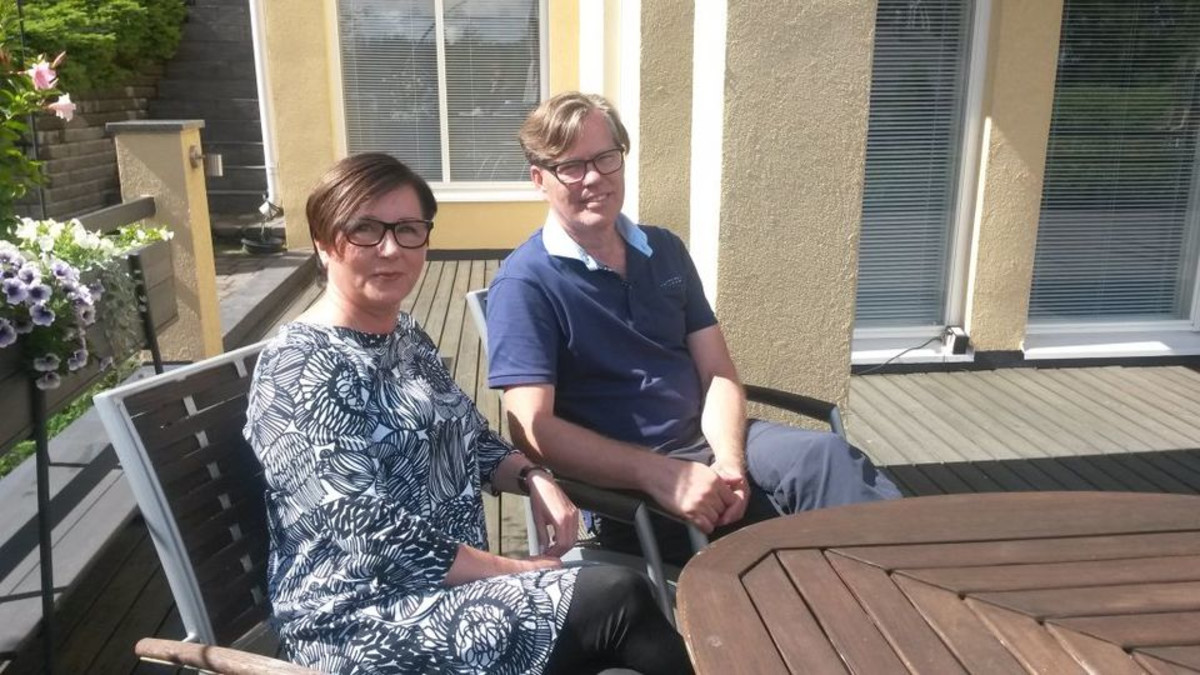 Nainen ja mies terassilla.