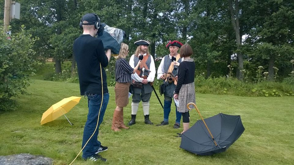 Laukaassa haastateltavana Rautpohjan tykkikerholaisia.