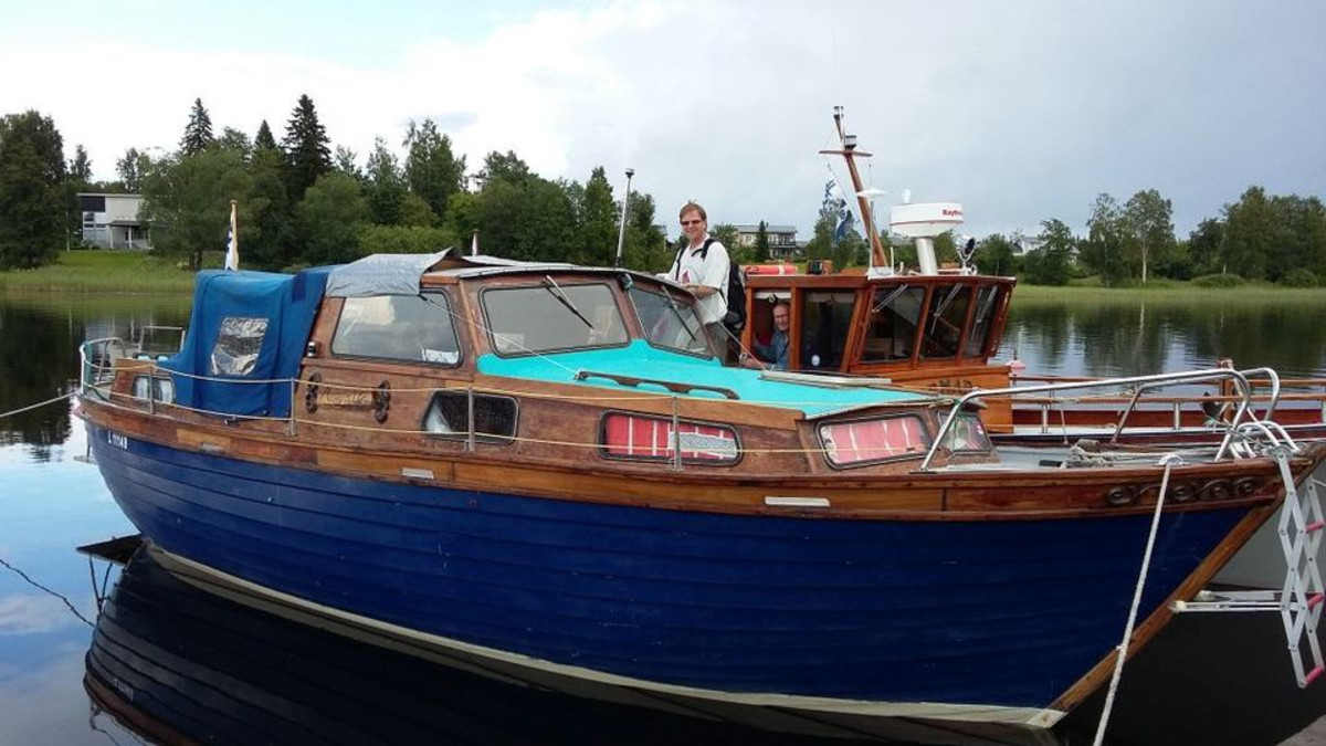 Vene Laukaan satamassa.