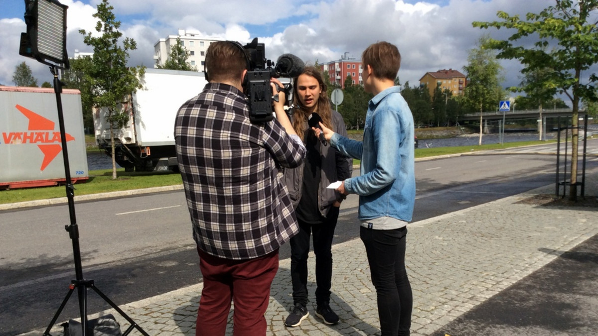 Räppäri Paperi T Yle Oulun haastattelussa Qstockissa.