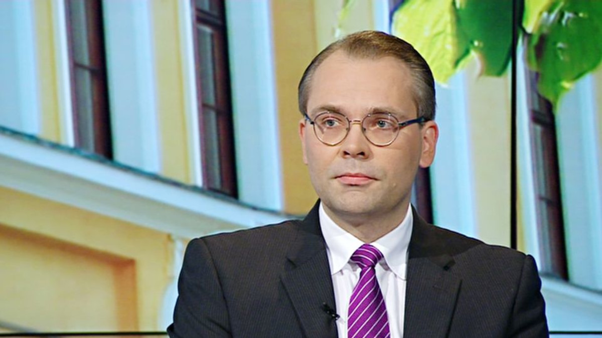 Puolustusministeri Jussi Niinistö Ylen A-studiossa maanantaina.