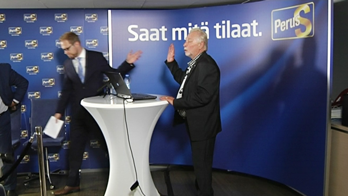 Olli Immonen kävelee pois