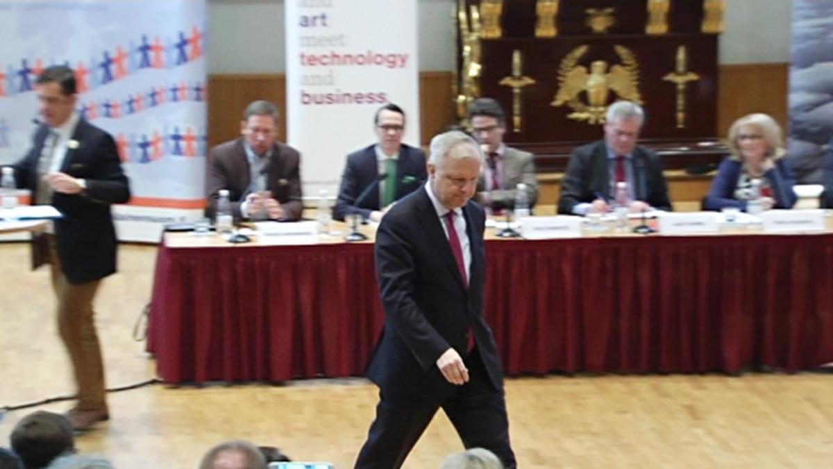 Olli Rehn kävelee pois