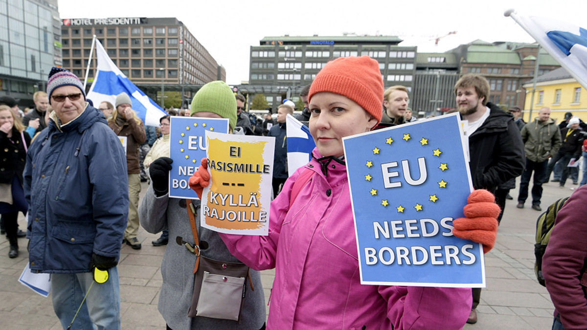 Mielenosoittajia Jotain rajaa -mielenosoituksessa Narinkkatorilla Helsingissä lauantaina.