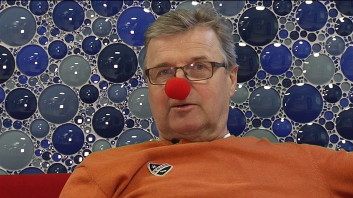 Hannu Kapanen punainen nenä päässä.