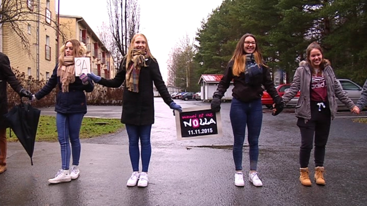 Kukaan ei ole nolla! -tempaus koulukiusaamista vastaan Seinäjoella 11.11.2015.