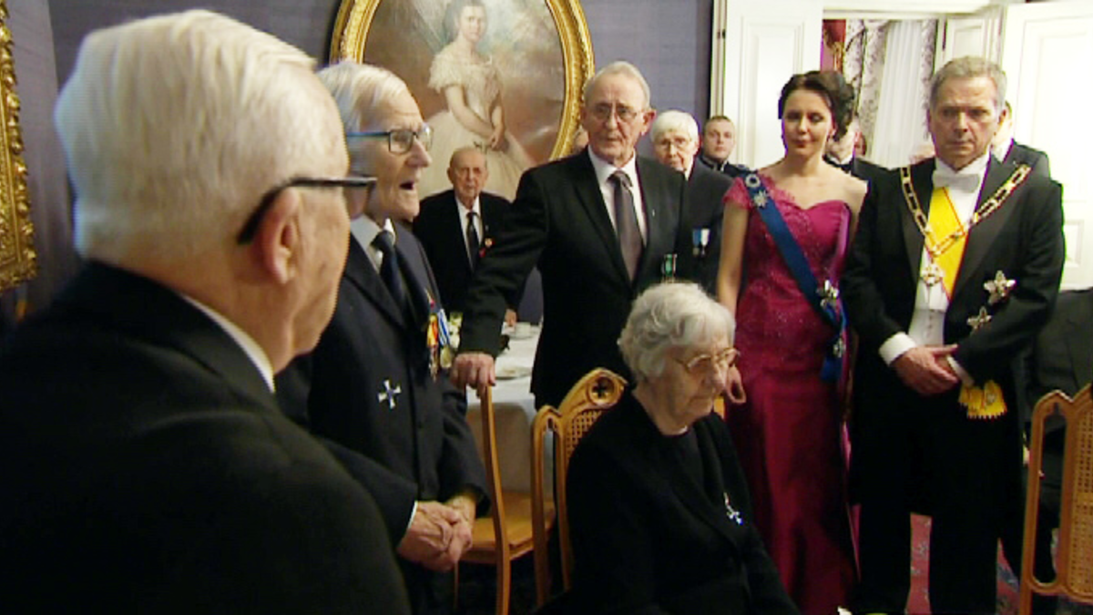 veteraanit laulavat presidentti Sauli Niinistölle