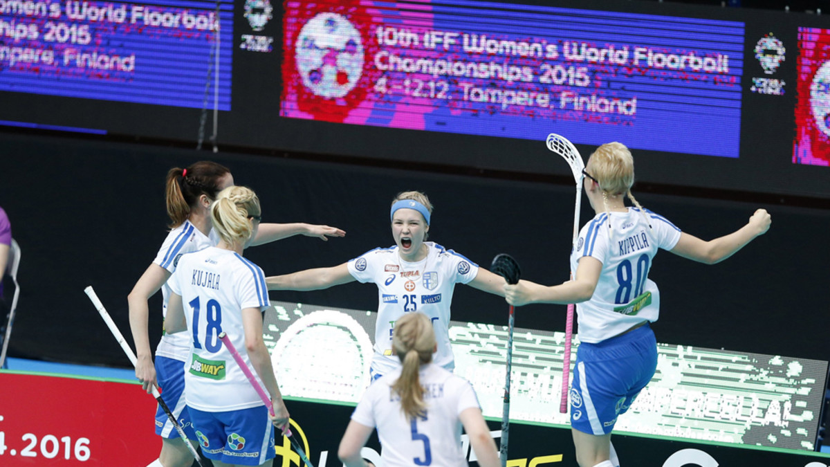 Karoliina Kujala (vas.) Elina Kujala, Alisa Pöllänen, Silja Eskelinen ja My Kippilä tuulettavat Suomen maalia.