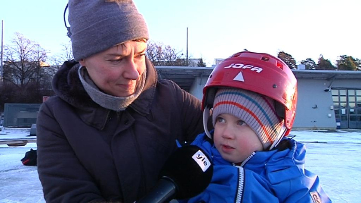 Matias ja äitinsä Johanna Ikola luistelukentällä.