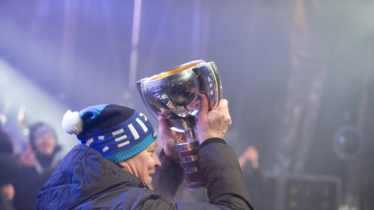 Jukka Jalonen nostaa pokaalia