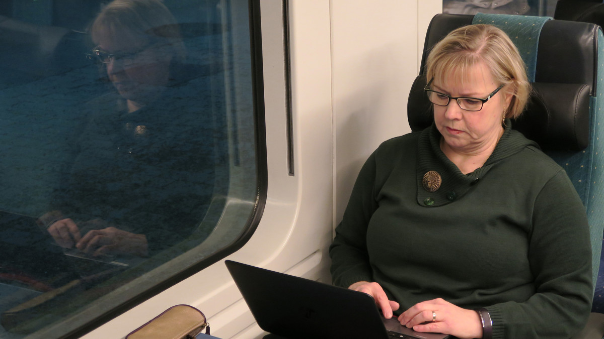 Taina Tuomi tekee töitä matkalla Helsinkiin