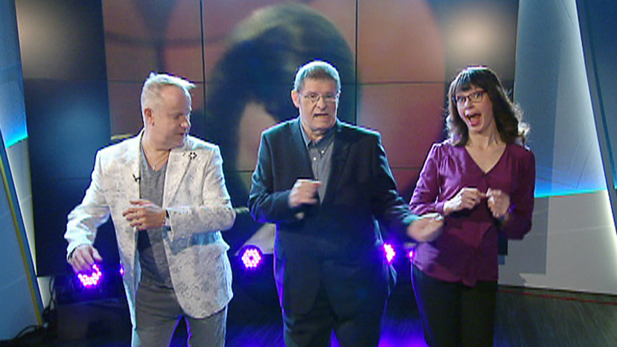 Petri Laaksonen, Fredi ja Sari Huovinen tanssivat Pylly vasten pyllyä -kappaletta aamu-tv:n studiossa.
