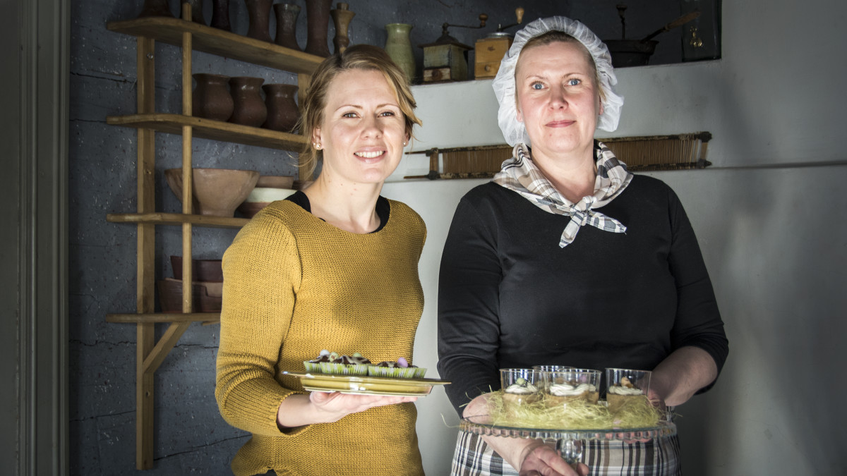 Maa- ja kotitalousnaisten Johanna Hylkilä ja Auli Saukko Kruununvoudintalon Mämmibaarissa.