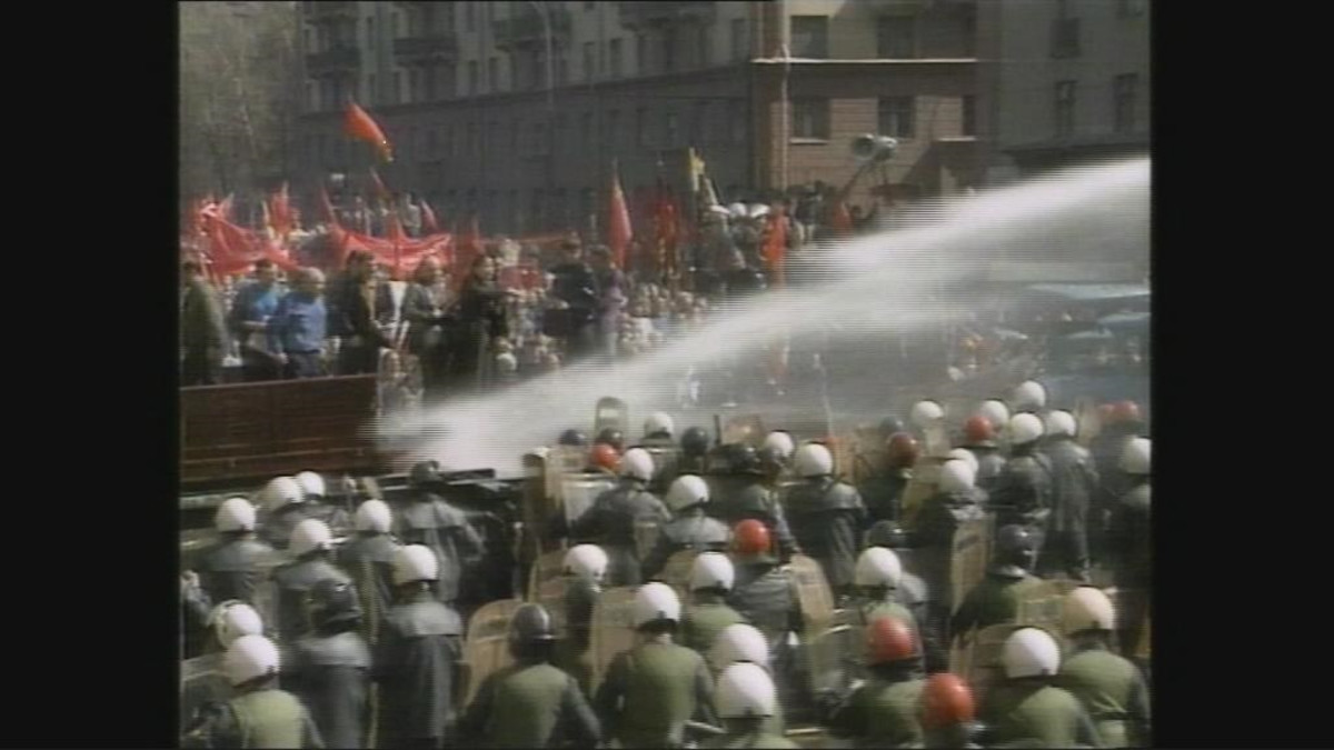 Jyrki Saarikoski tv-raportti vapusta 1993, jolloin Moskovassa ajauduttiin väkivaltaisuuksiin.