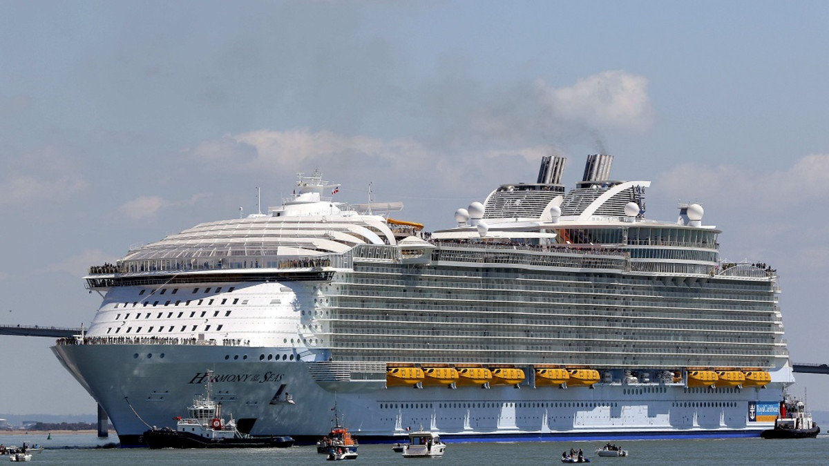Maailman suurin risteilyalus Harmony of the Seas lähtee telakalta Saint-Nazairen kaupungista.