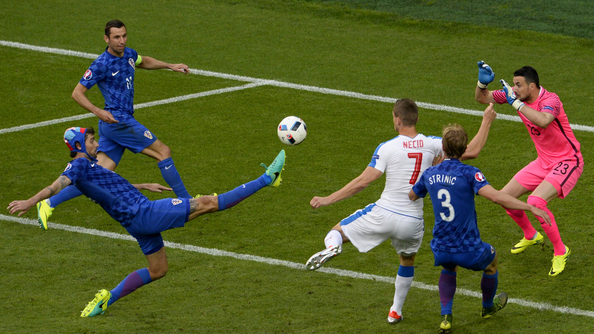 Vedran Corluka (Kroatia) Tomas Necid (Tshekki) UEFA EURO 2016 EM-kisat