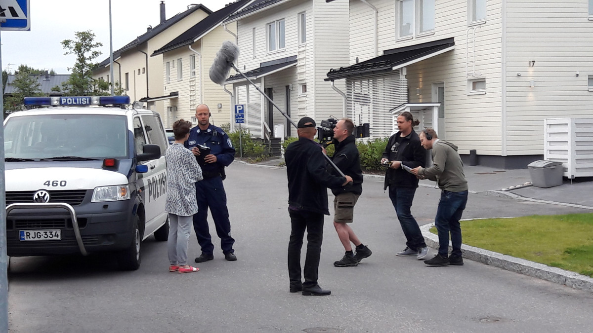 luottomies-sarjan kuvausta Helsingin Torpparinmäestä