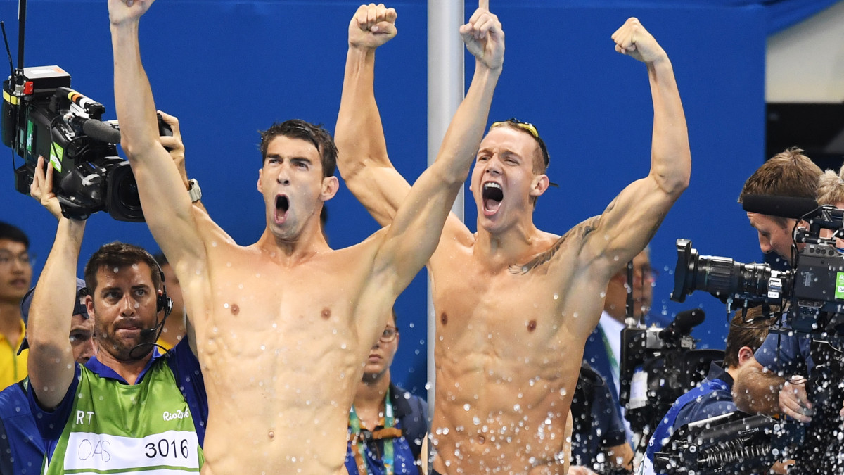 Michael Phelps ja Caeleb Dressel juhlivat USA:n viestikultaa Riossa.