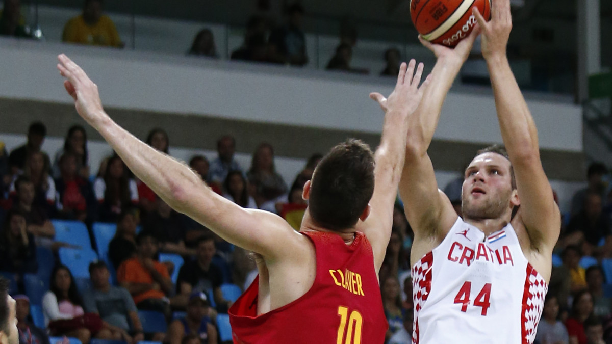 Kroatian Bojan Bogdanovic heittää yli Espanjan Victor Claverin.