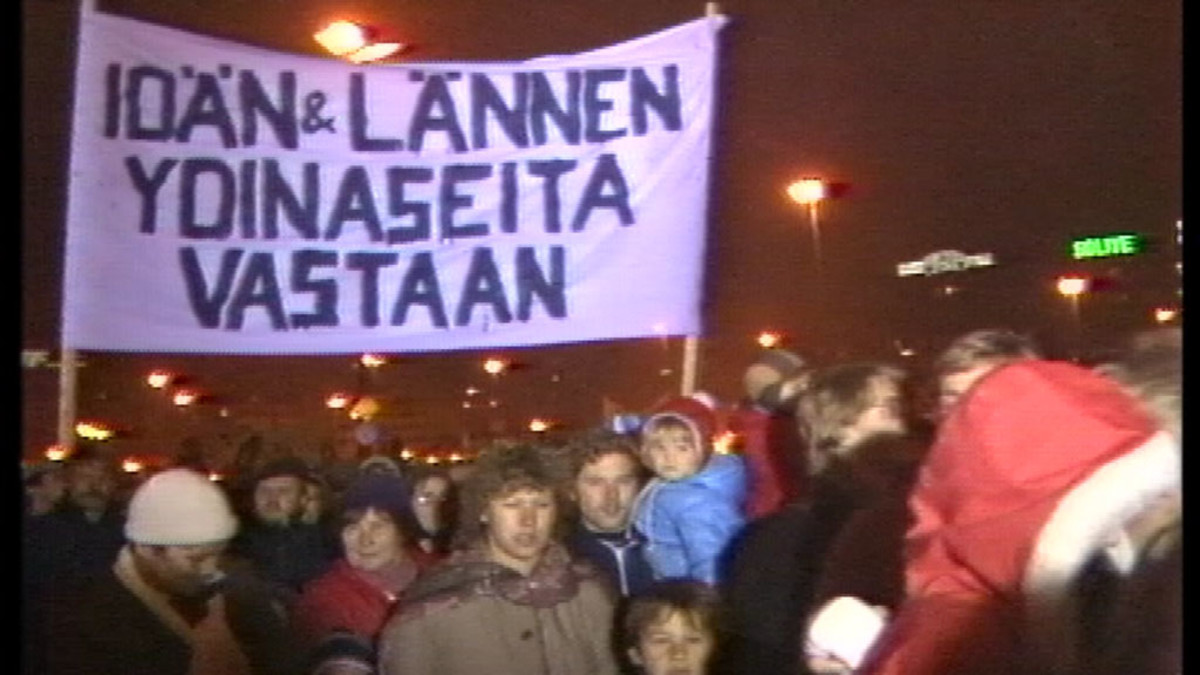 Idän & lännen ydinaseita vastaan -lakana mielenosoituksessa.