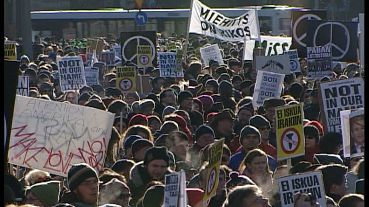 Irakin sodan vastainen mielenosoitus Helsingissä 2003.