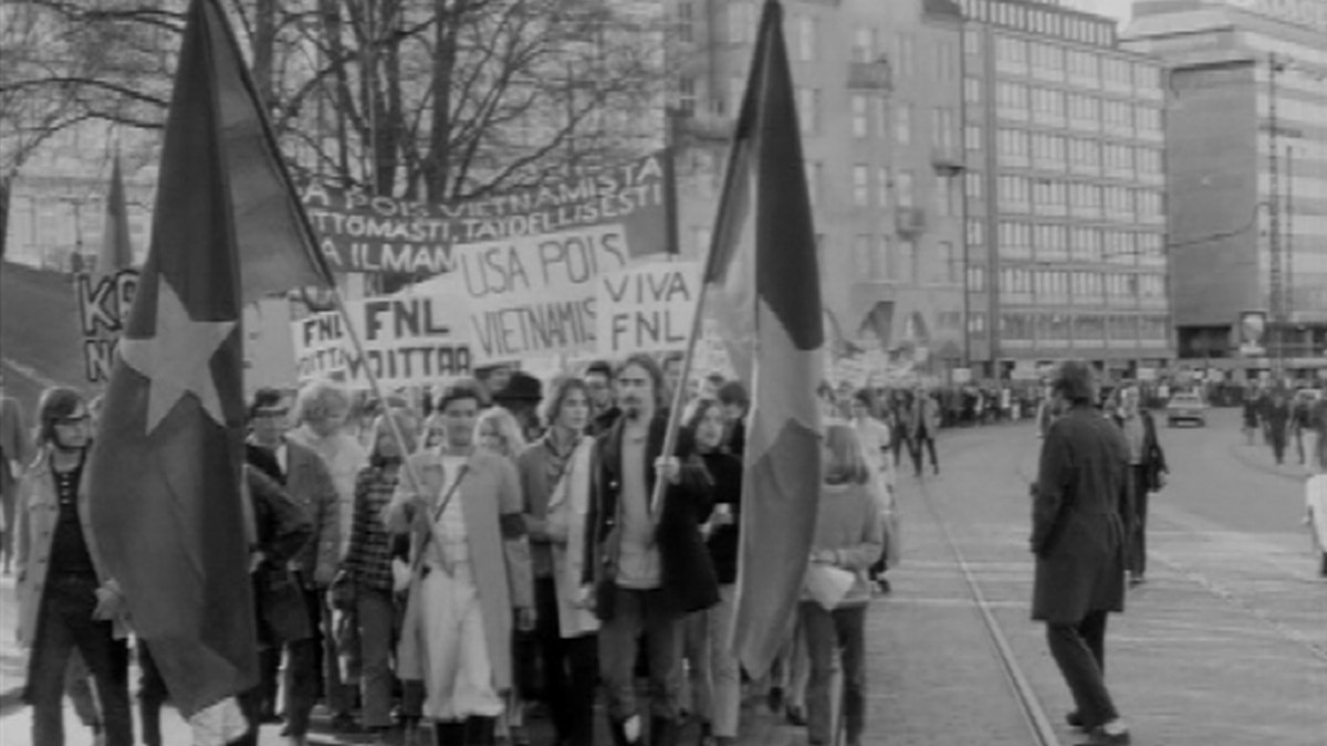 Mielenosoittajia, joiden kylteissä lukee mm. USA pois vietnamista, Viva FNL.
