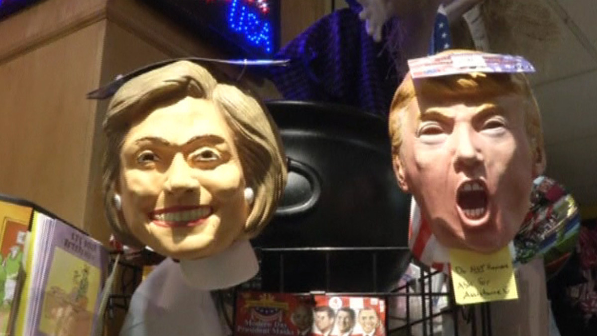 Clinton ja Trump muovinaamareita.