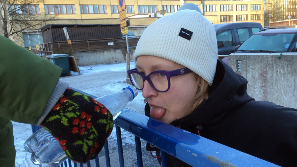 Vilma Ruokoski testasi miten nopeasti kieli jäätyy metallikaiteeseen 20,3 asteen pakkasella.