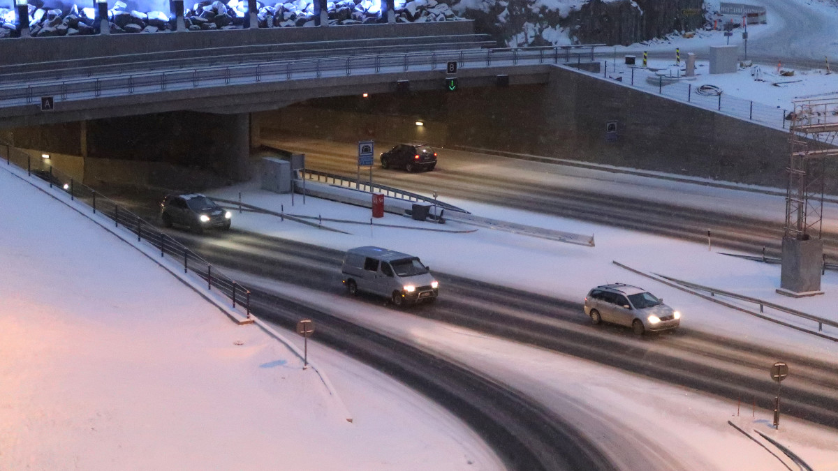 Autoliikennettä Rantatunnelin Naistelahden suuaukolla.