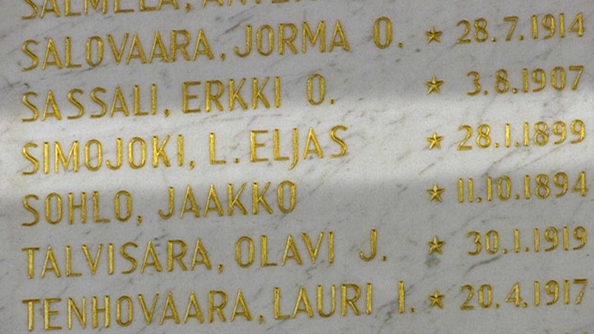Elias Simojoen nimi on kirjoitettuna Oulun lyseon marmoritaulussa muiden kaatuneiden joukossa.
