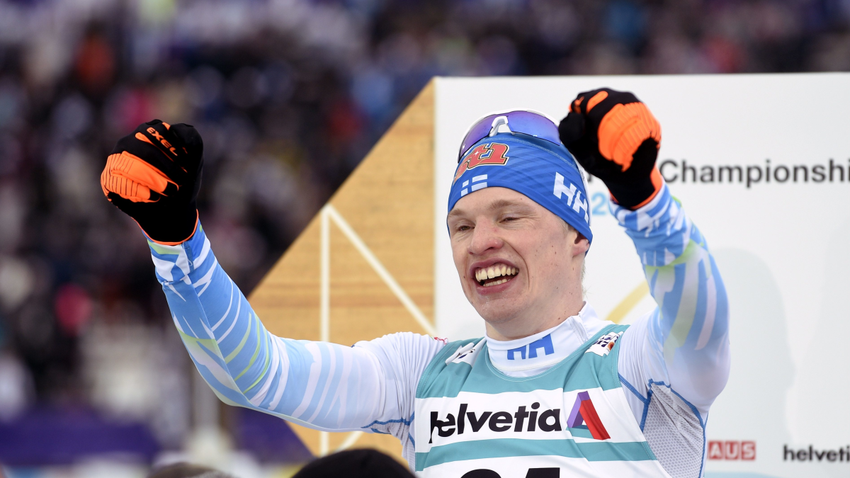 Iivo Niskanen tuulettaa 15 kilometrin perinteisen MM-kultaa Lahdessa.