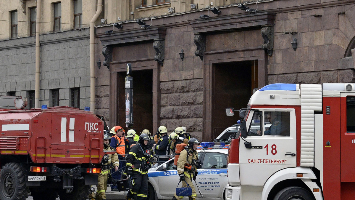 Pelastushenkilökuntaa Teknologisen instituutin metroaseman ulkopuolella.