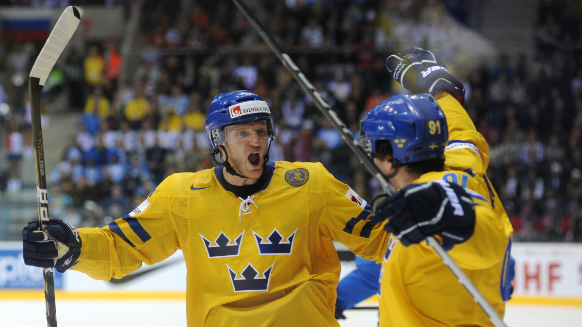 Magnus Pääjärvi juhlii Ruotsin maalia.