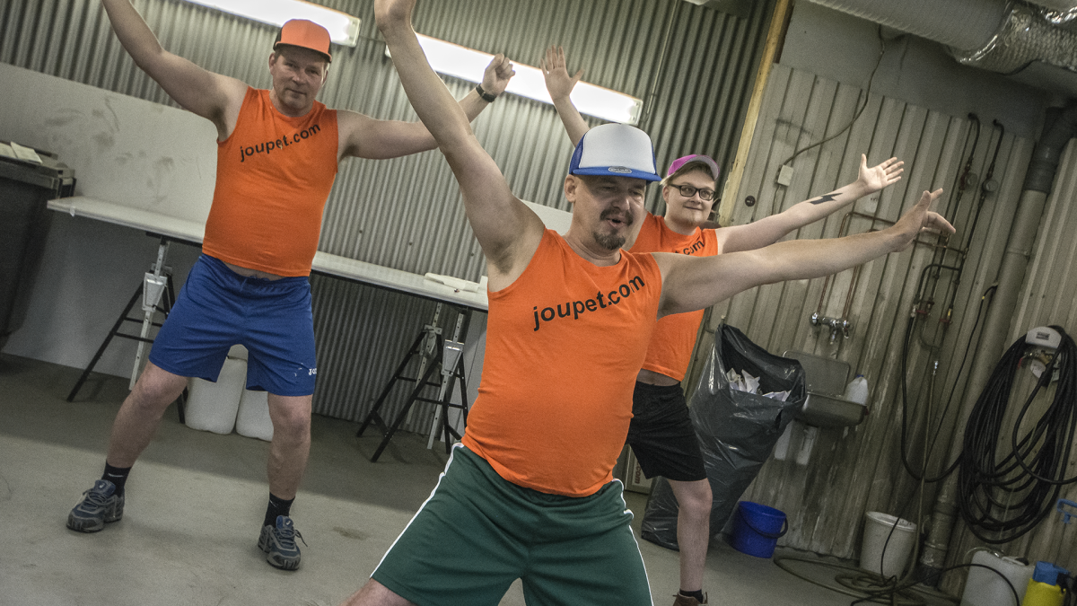 Kuka sanoo, että työpaikan jumppahetki pitää ottaa vakavasti? Tämä ...