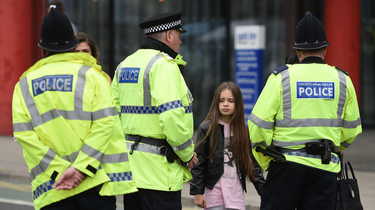 Poliisi keskusteli Ariana Granden konsertissa olleiden kanssa Manchesterissa tiistaina.