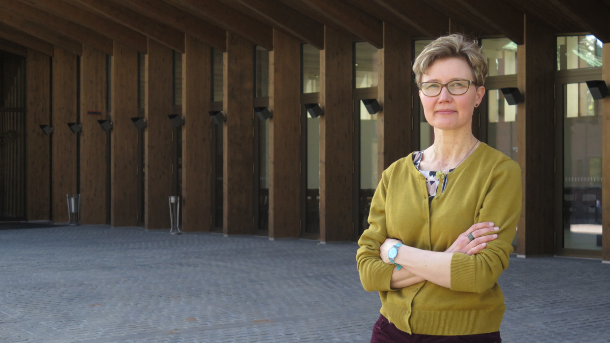 Paula Salmela seisoo Gösta-museon edessä.